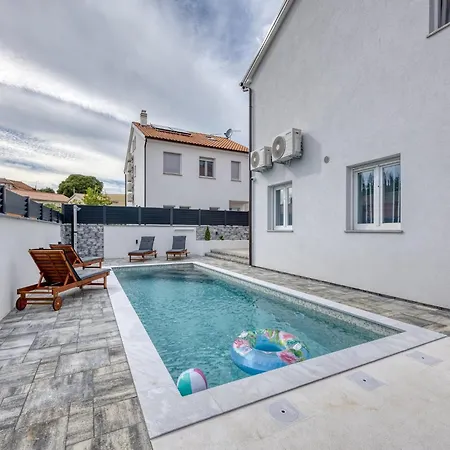 Villa Peaceful Blooming With Pool - Four Bedroom With Pool Rovinj