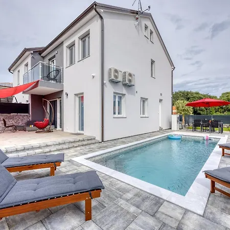Peaceful Blooming With Pool - Four Bedroom With Pool רוביני