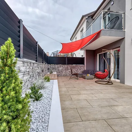Peaceful Blooming With Pool - Four Bedroom With Pool * רוביני