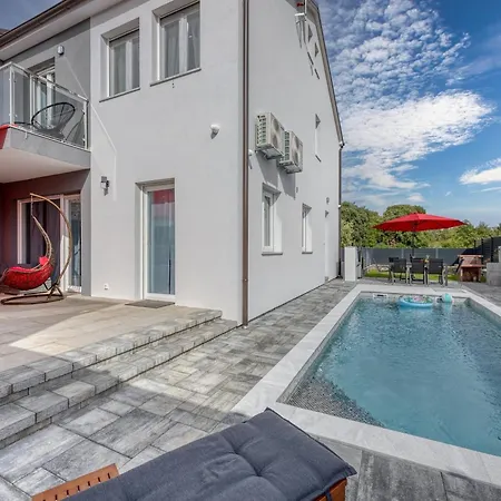 Peaceful Blooming With Pool - Four Bedroom With Pool רוביני