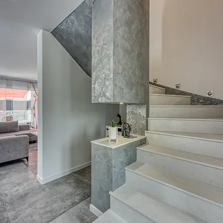 וילה Peaceful Blooming With Pool - Four Bedroom With Pool רוביני