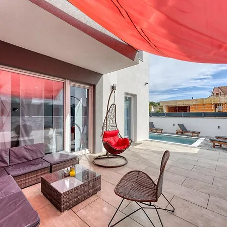וילה Peaceful Blooming With Pool - Four Bedroom With Pool רוביני
