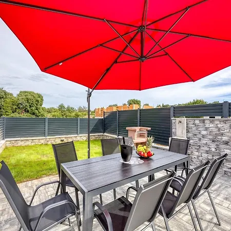 Peaceful Blooming With Pool - Four Bedroom With Pool רוביני