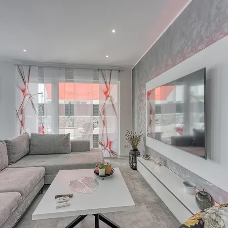 Peaceful Blooming With Pool - Four Bedroom With Pool וילה רוביני