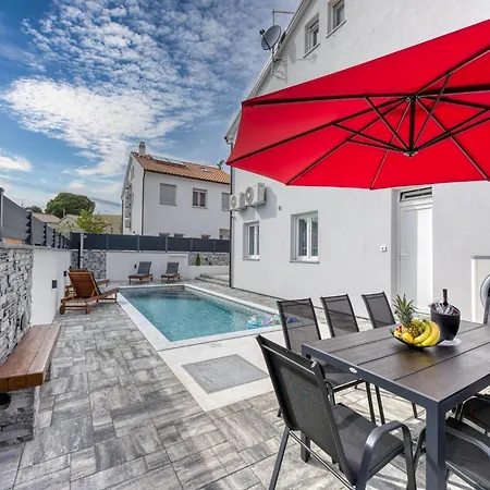 Peaceful Blooming With Pool - Four Bedroom With Pool * רוביני