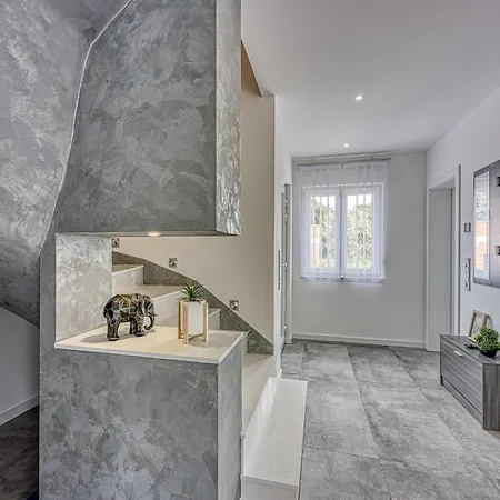 וילה Peaceful Blooming With Pool - Four Bedroom With Pool רוביני