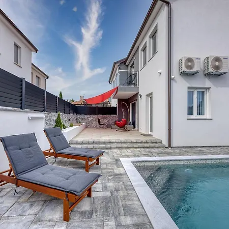 Peaceful Blooming With Pool - Four Bedroom With Pool וילה *