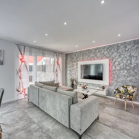 Peaceful Blooming With Pool - Four Bedroom With Pool