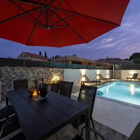 Villa Peaceful Blooming With Pool - Four Bedroom With Pool *