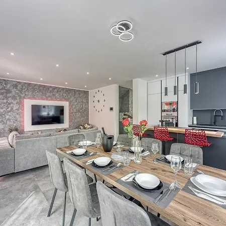 Peaceful Blooming With Pool - Four Bedroom With Pool *