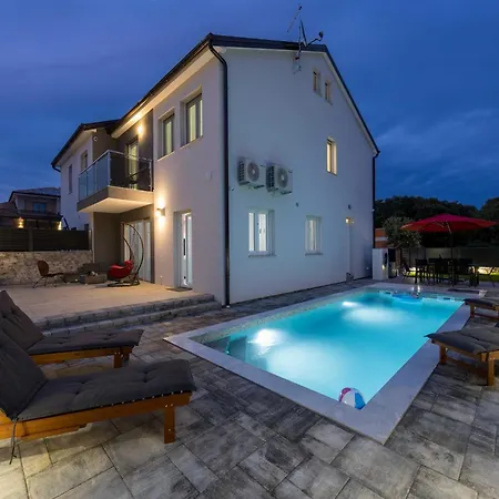 Peaceful Blooming With Pool - Four Bedroom With Pool Rovinj